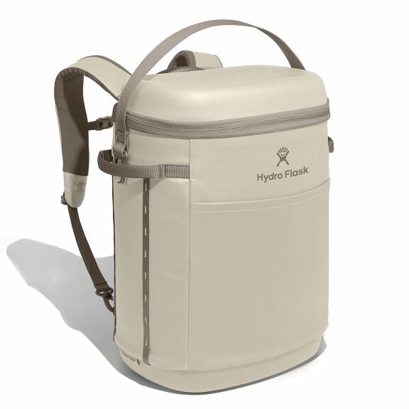 carryouttm-backpack-22-l-w3 18pco114-carryout-backpack-22l-oat-angled_1.jpg