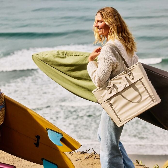 carryouttm-soft-cooler-tote-20-l-q8 hf_carryout_bouwer_d1_l1_torrey_pines_lifestyle_1142_1_1.jpg