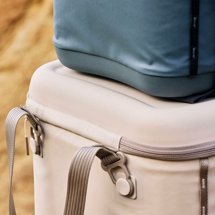 carryouttm-soft-cooler-15-l-f2 hf_carryout_bouwer_d1_l1_torrey_pines_still_life_0381_6.jpg