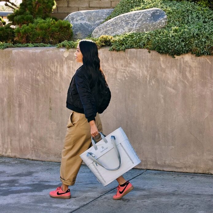 carryouttm-soft-cooler-tote-20-l-q8 hf_carryout_bouwer_d2_l1_stone_steps_0066_1.jpg